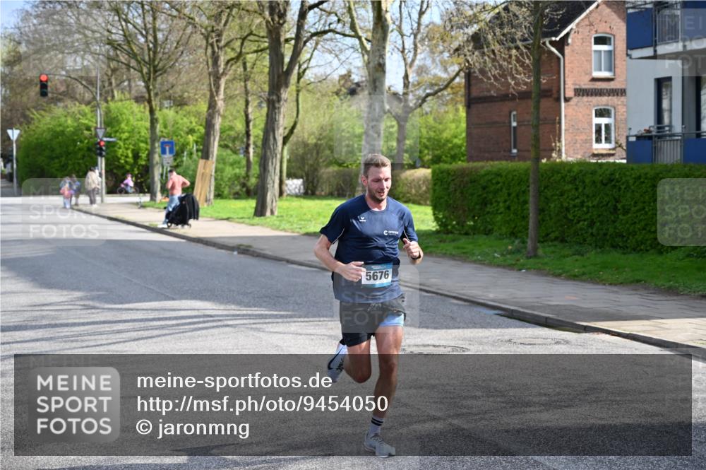 12.04.2026 - 45. Internationalen Wilhelmsburger Insellauf J. Mangold http://msf.ph/oto/9454050 12.04.2026 10:16:39 Ziel 5676, 3372, 3401, 5838, 2819 meine-sportfotos.de