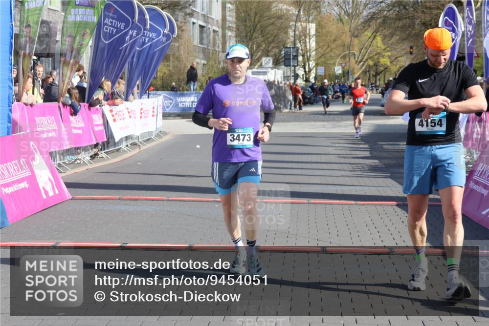 12.04.2026 - 45. Internationalen Wilhelmsburger Insellauf Strokosch-Dieckow http://msf.ph/oto/9454051 12.04.2026 10:29:07 Ziel 4154, 3473, 4075 meine-sportfotos.de