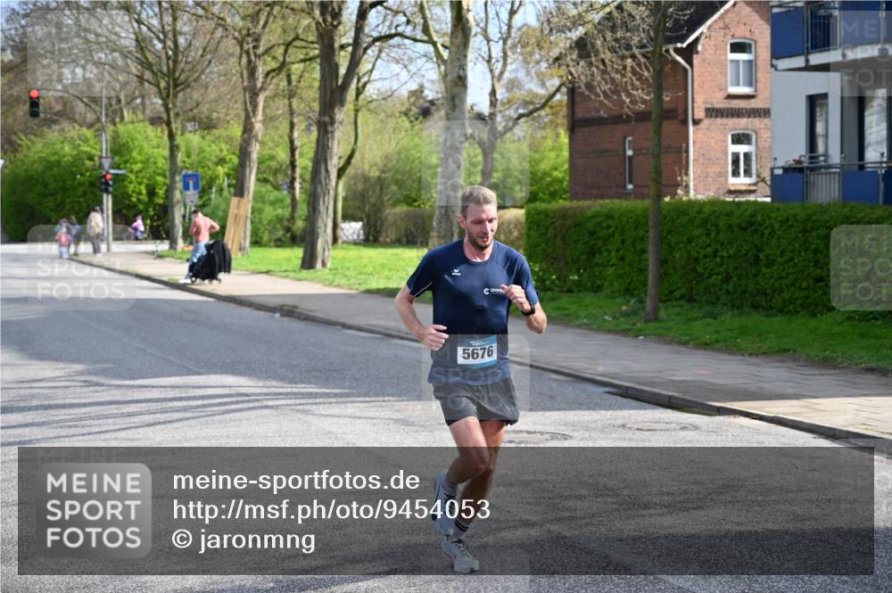 12.04.2026 - 45. Internationalen Wilhelmsburger Insellauf J. Mangold http://msf.ph/oto/9454053 12.04.2026 10:16:39 Ziel 5676, 3372, 3401, 5838, 2819 meine-sportfotos.de
