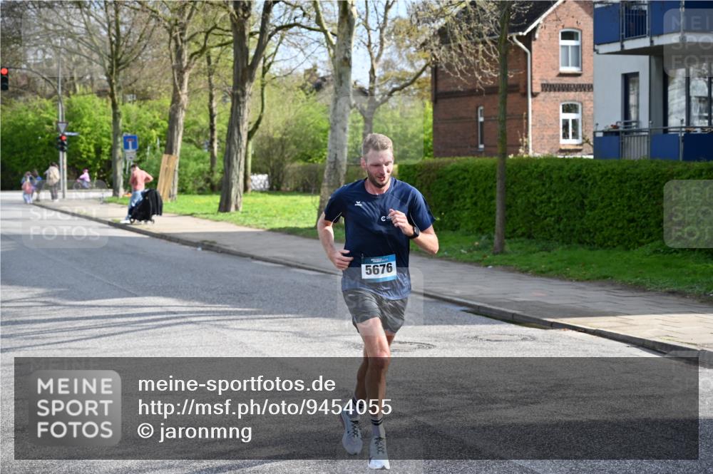 12.04.2026 - 45. Internationalen Wilhelmsburger Insellauf J. Mangold http://msf.ph/oto/9454055 12.04.2026 10:16:39 Ziel 5676, 3372, 3401, 5838, 2819 meine-sportfotos.de