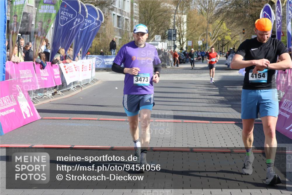 12.04.2026 - 45. Internationalen Wilhelmsburger Insellauf Strokosch-Dieckow http://msf.ph/oto/9454056 12.04.2026 10:29:07 Ziel 4154, 3473, 4075 meine-sportfotos.de