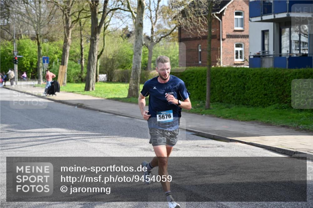 12.04.2026 - 45. Internationalen Wilhelmsburger Insellauf J. Mangold http://msf.ph/oto/9454059 12.04.2026 10:16:39 Ziel 5676, 3372, 3401, 5838, 2819 meine-sportfotos.de