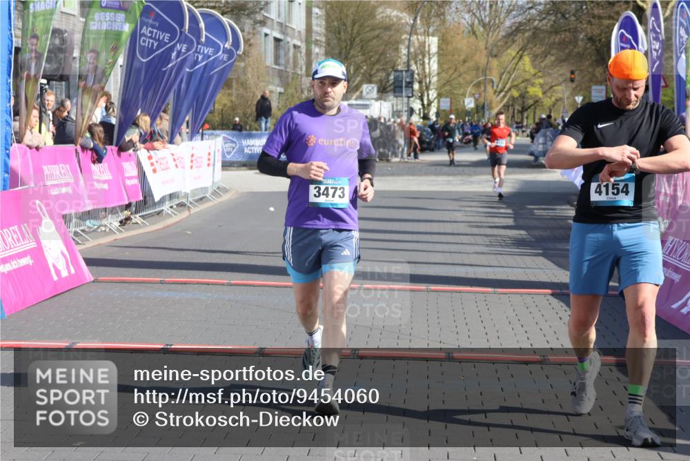12.04.2026 - 45. Internationalen Wilhelmsburger Insellauf Strokosch-Dieckow http://msf.ph/oto/9454060 12.04.2026 10:29:08 Ziel 4154, 3473, 4075 meine-sportfotos.de