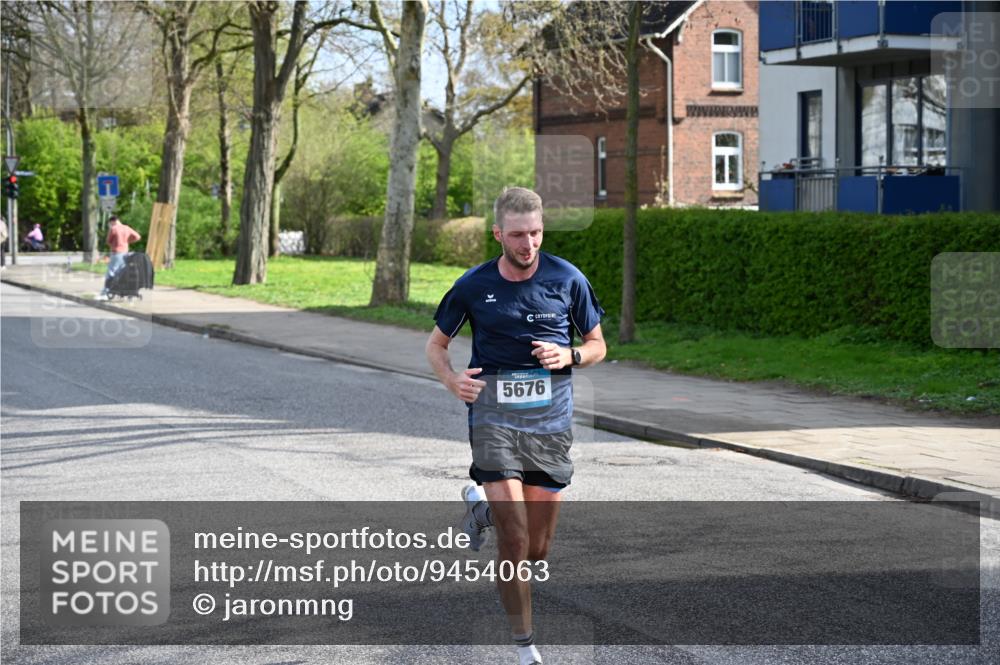 12.04.2026 - 45. Internationalen Wilhelmsburger Insellauf J. Mangold http://msf.ph/oto/9454063 12.04.2026 10:16:39 Ziel 5676, 3372, 3401, 5838, 2819 meine-sportfotos.de