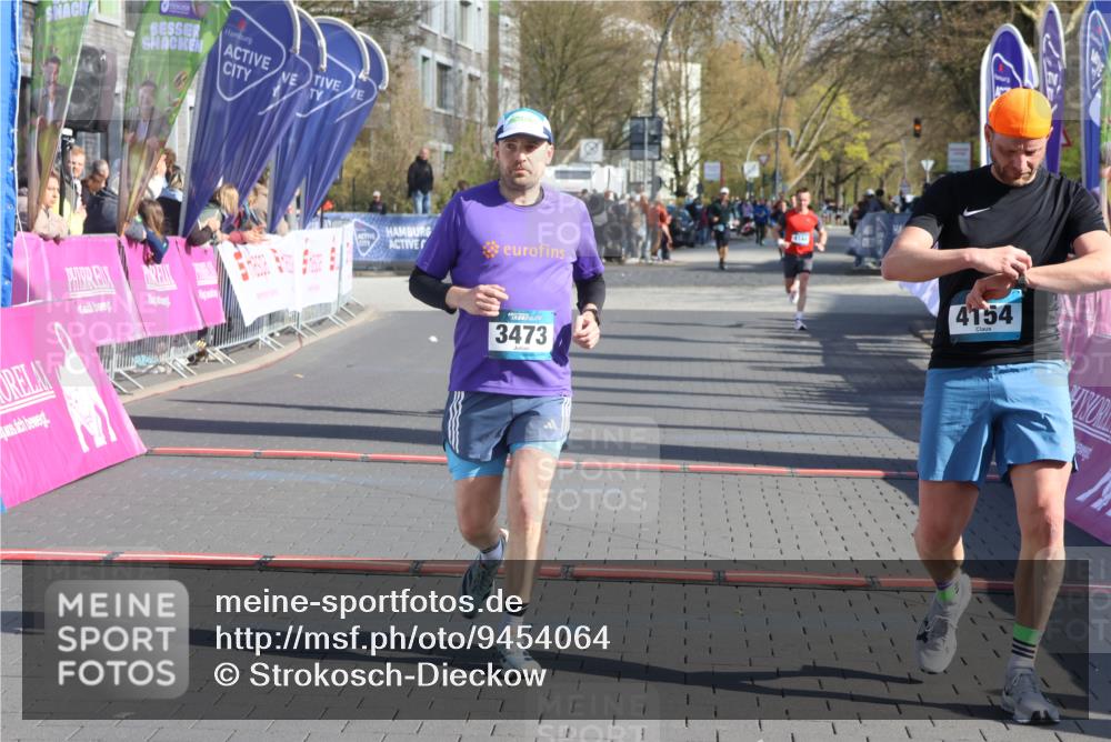 12.04.2026 - 45. Internationalen Wilhelmsburger Insellauf Strokosch-Dieckow http://msf.ph/oto/9454064 12.04.2026 10:29:08 Ziel 4154, 3473, 4075 meine-sportfotos.de