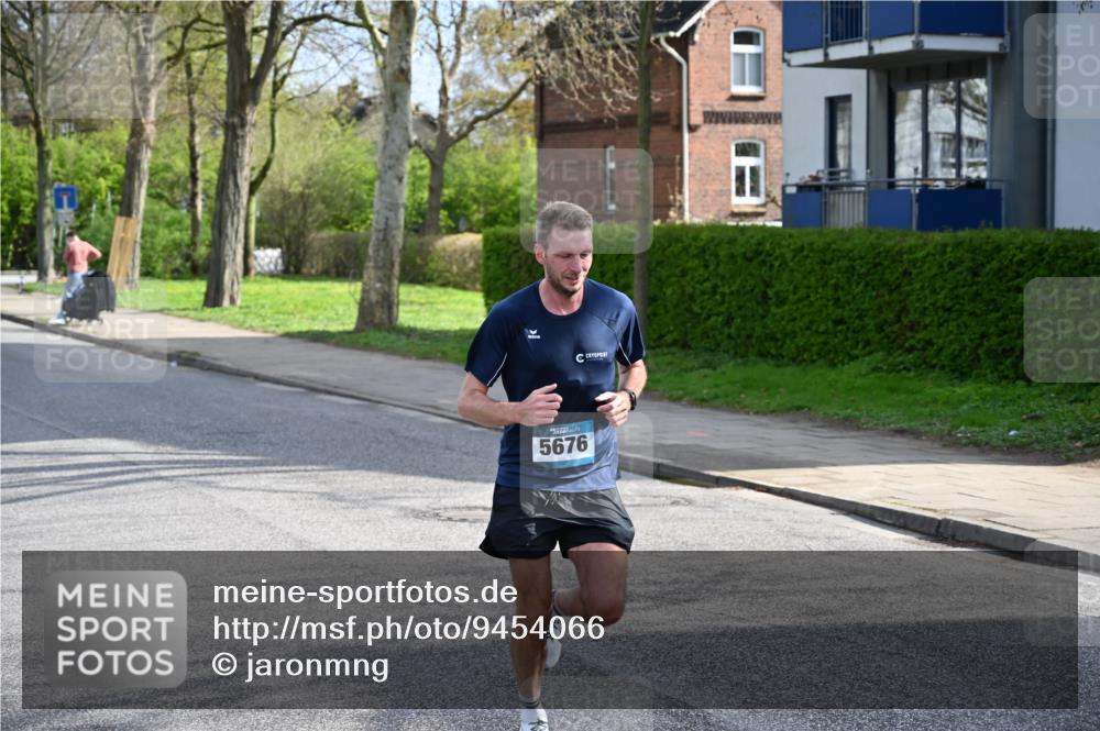 12.04.2026 - 45. Internationalen Wilhelmsburger Insellauf J. Mangold http://msf.ph/oto/9454066 12.04.2026 10:16:39 Ziel 5676, 3372, 3401, 5838, 2819 meine-sportfotos.de