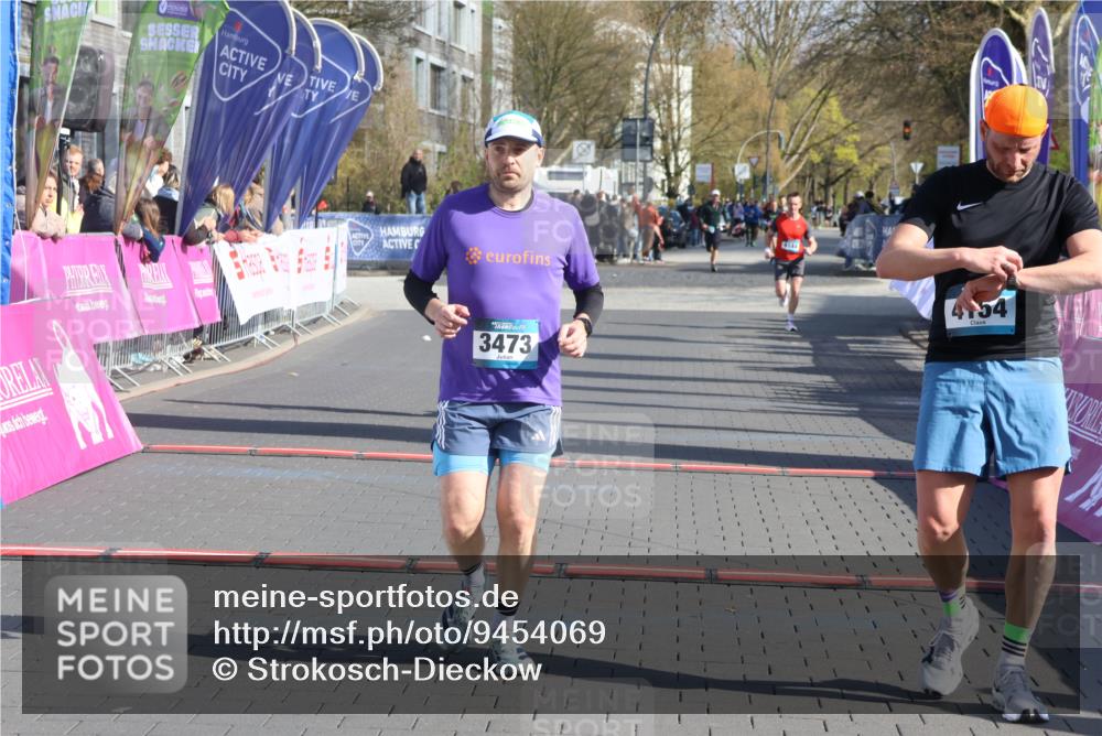 12.04.2026 - 45. Internationalen Wilhelmsburger Insellauf Strokosch-Dieckow http://msf.ph/oto/9454069 12.04.2026 10:29:08 Ziel 4154, 3473, 4075 meine-sportfotos.de