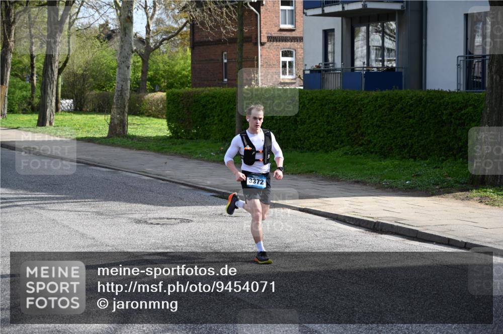 12.04.2026 - 45. Internationalen Wilhelmsburger Insellauf J. Mangold http://msf.ph/oto/9454071 12.04.2026 10:17:05 Ziel 3372, 3401, 5838, 2819, 2866 meine-sportfotos.de