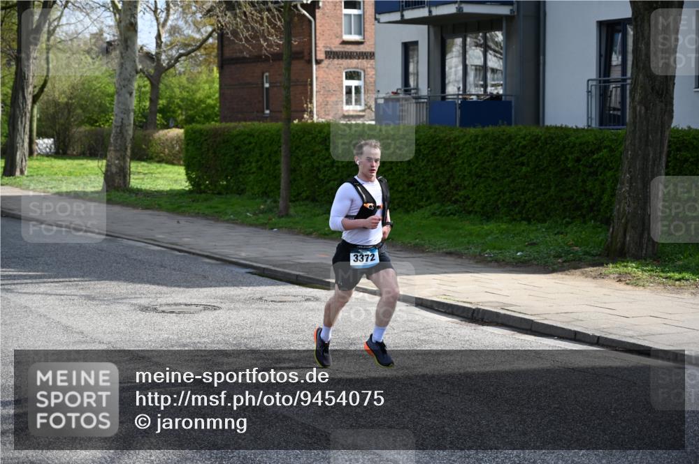 12.04.2026 - 45. Internationalen Wilhelmsburger Insellauf J. Mangold http://msf.ph/oto/9454075 12.04.2026 10:17:05 Ziel 3372, 3401, 5838, 2819, 2866 meine-sportfotos.de