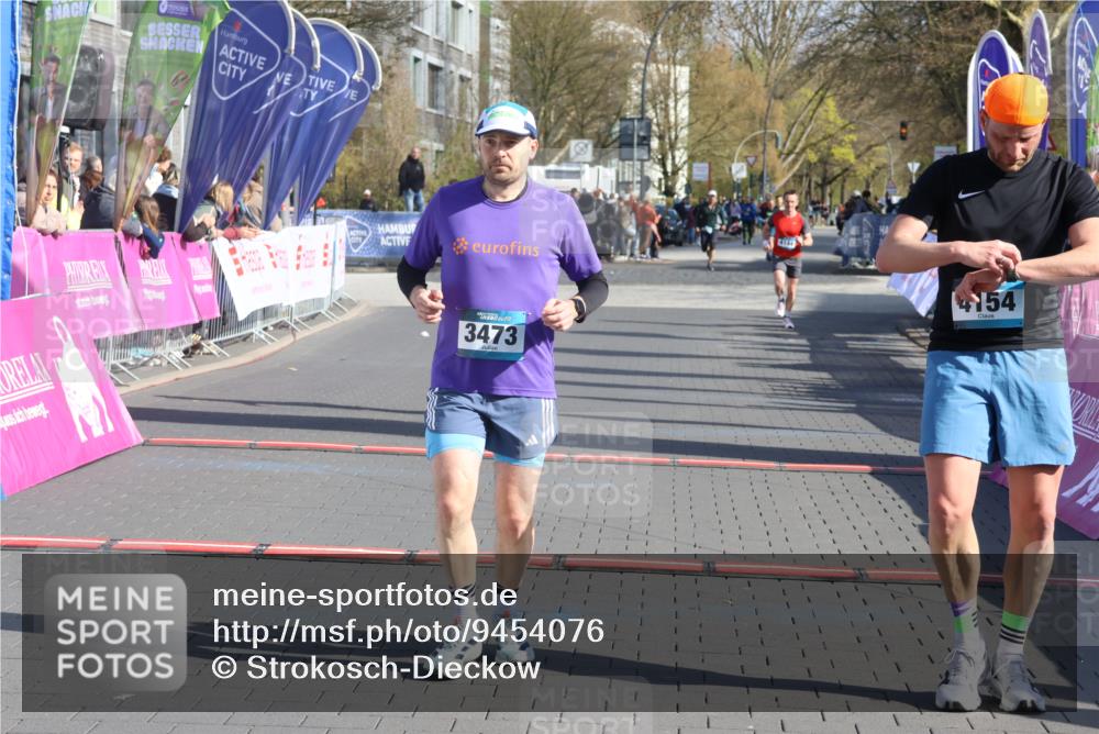 12.04.2026 - 45. Internationalen Wilhelmsburger Insellauf Strokosch-Dieckow http://msf.ph/oto/9454076 12.04.2026 10:29:08 Ziel 4154, 3473, 4075 meine-sportfotos.de