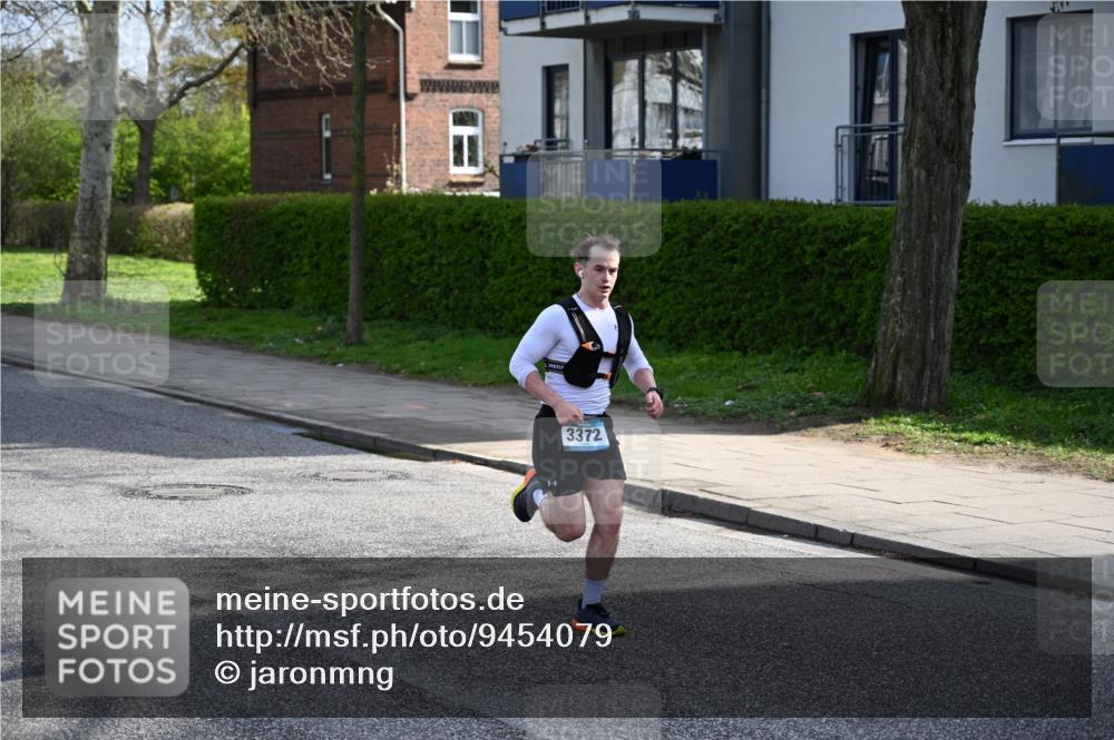 12.04.2026 - 45. Internationalen Wilhelmsburger Insellauf J. Mangold http://msf.ph/oto/9454079 12.04.2026 10:17:05 Ziel 3372, 3401, 5838, 2819, 2866 meine-sportfotos.de