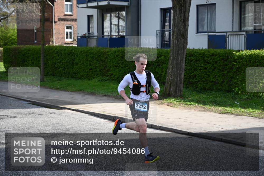 12.04.2026 - 45. Internationalen Wilhelmsburger Insellauf J. Mangold http://msf.ph/oto/9454086 12.04.2026 10:17:05 Ziel 3372, 3401, 5838, 2819, 2866 meine-sportfotos.de