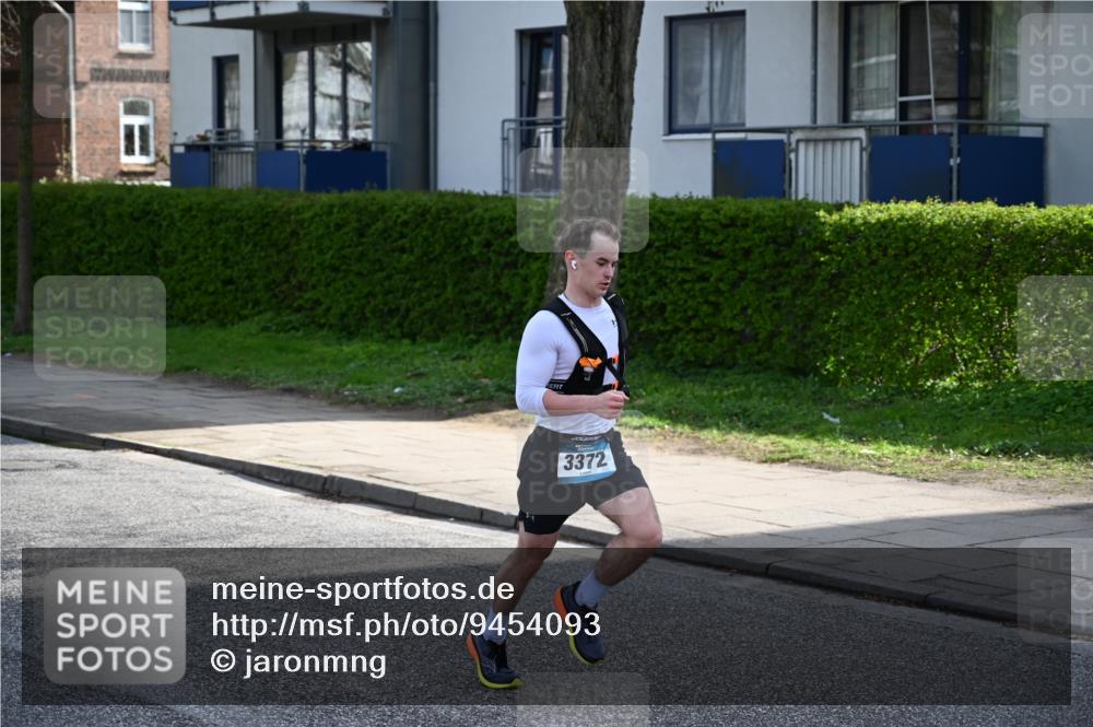 12.04.2026 - 45. Internationalen Wilhelmsburger Insellauf J. Mangold http://msf.ph/oto/9454093 12.04.2026 10:17:05 Ziel 3372, 3401, 5838, 2819, 2866 meine-sportfotos.de