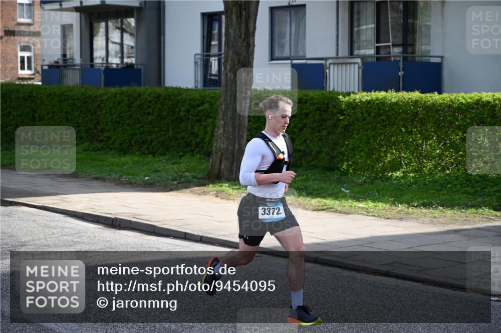 12.04.2026 - 45. Internationalen Wilhelmsburger Insellauf J. Mangold http://msf.ph/oto/9454095 12.04.2026 10:17:05 Ziel 3372, 3401, 5838, 2819, 2866 meine-sportfotos.de