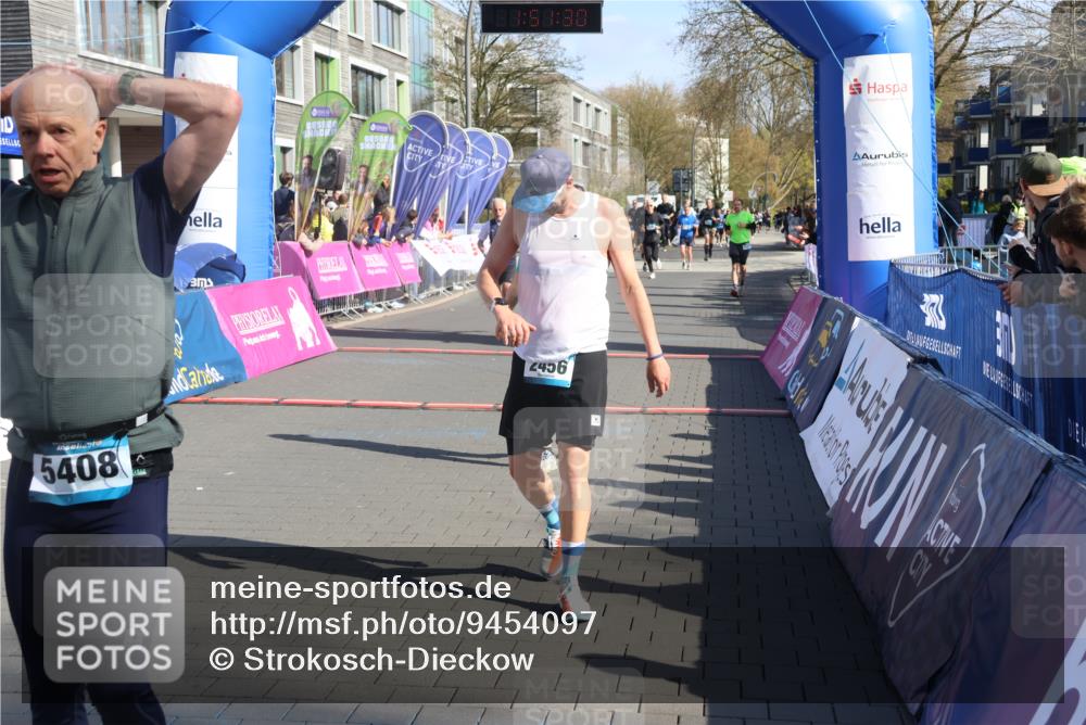 12.04.2026 - 45. Internationalen Wilhelmsburger Insellauf Strokosch-Dieckow http://msf.ph/oto/9454097 12.04.2026 10:41:28 Ziel 3534, 5281, 5247, 5299 meine-sportfotos.de