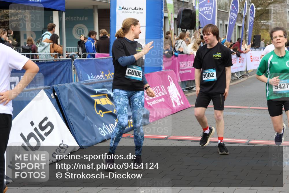 12.04.2026 - 45. Internationalen Wilhelmsburger Insellauf Strokosch-Dieckow http://msf.ph/oto/9454124 12.04.2026 13:05:25 Ziel 5002, 5427, 4610, 5128, 5098, 5235, 5234 meine-sportfotos.de