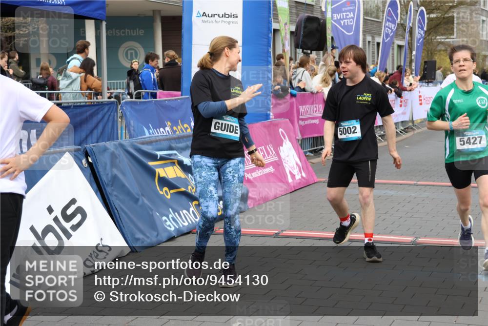 12.04.2026 - 45. Internationalen Wilhelmsburger Insellauf Strokosch-Dieckow http://msf.ph/oto/9454130 12.04.2026 13:05:24 Ziel 5002, 5427, 4610 meine-sportfotos.de