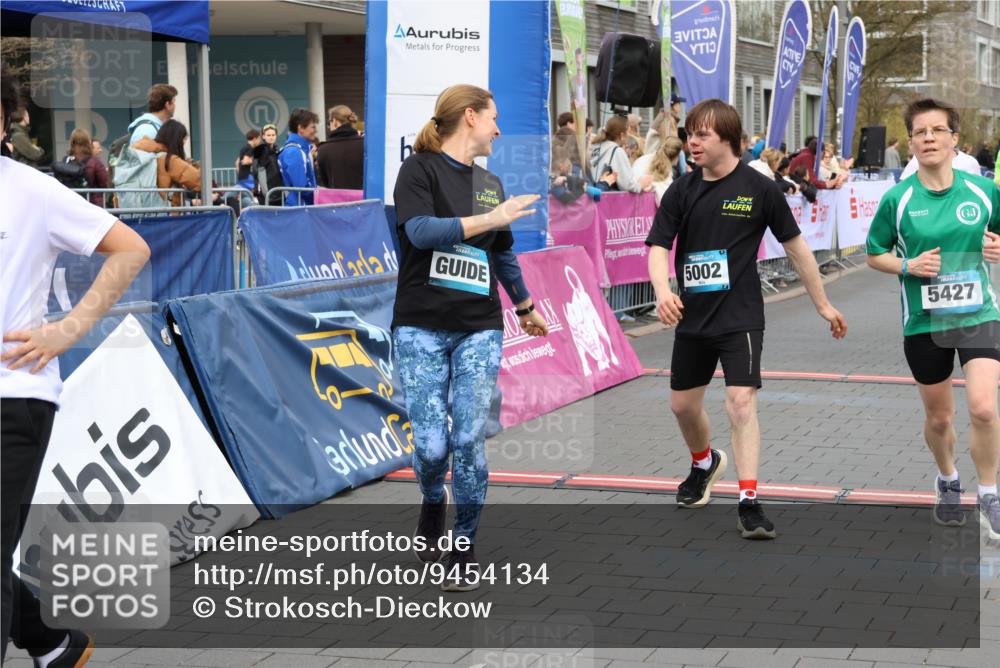 12.04.2026 - 45. Internationalen Wilhelmsburger Insellauf Strokosch-Dieckow http://msf.ph/oto/9454134 12.04.2026 13:05:24 Ziel 5002, 5427, 4610 meine-sportfotos.de