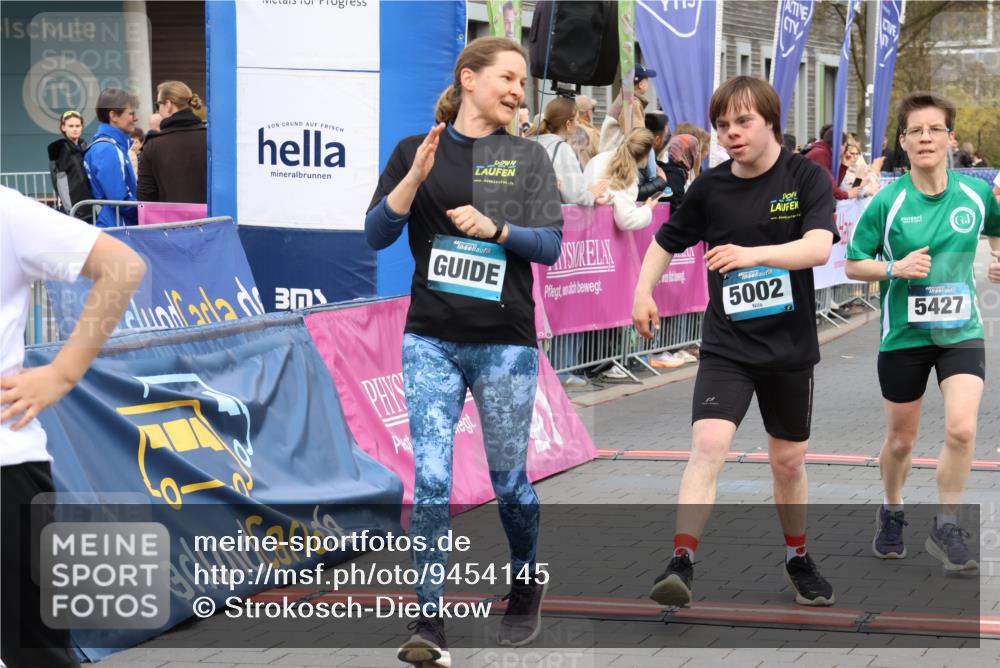 12.04.2026 - 45. Internationalen Wilhelmsburger Insellauf Strokosch-Dieckow http://msf.ph/oto/9454145 12.04.2026 13:05:24 Ziel 5002, 5427, 4610 meine-sportfotos.de