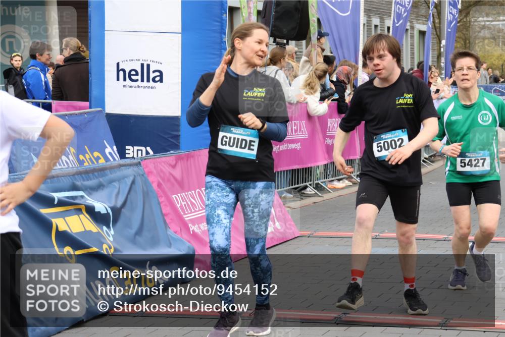 12.04.2026 - 45. Internationalen Wilhelmsburger Insellauf Strokosch-Dieckow http://msf.ph/oto/9454152 12.04.2026 13:05:24 Ziel 5002, 5427, 4610 meine-sportfotos.de
