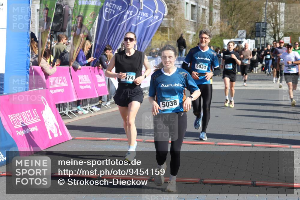 12.04.2026 - 45. Internationalen Wilhelmsburger Insellauf Strokosch-Dieckow http://msf.ph/oto/9454159 12.04.2026 10:41:51 Ziel 4295, 5038, 4674, 5034, 3861 meine-sportfotos.de