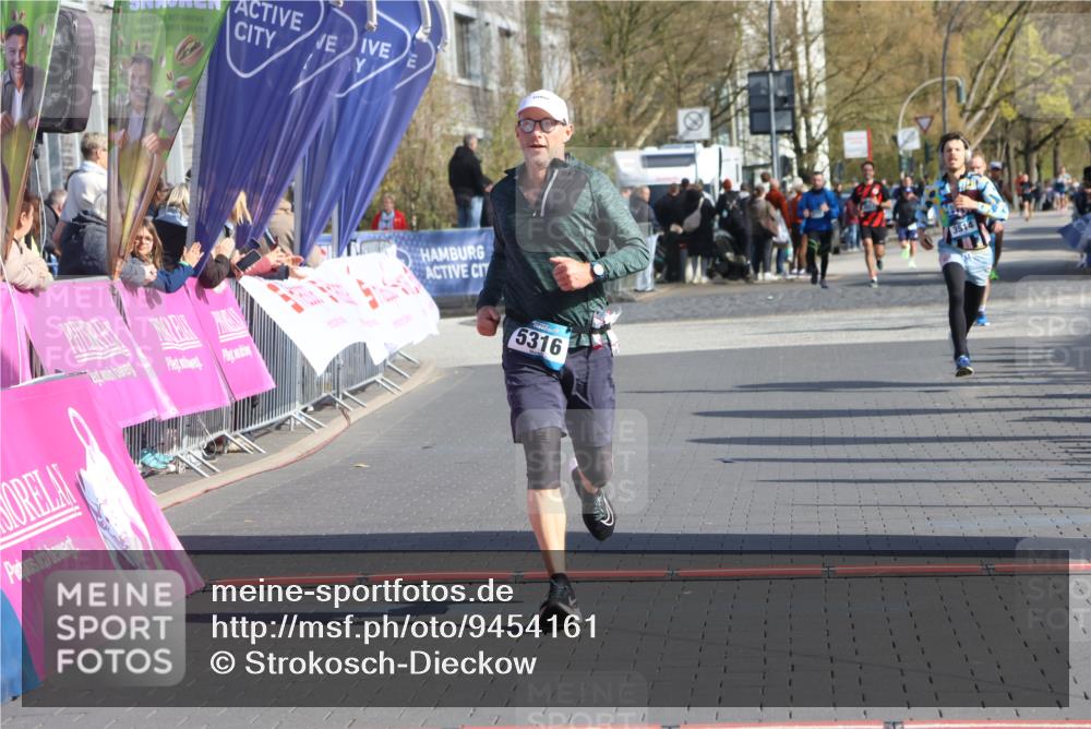 12.04.2026 - 45. Internationalen Wilhelmsburger Insellauf Strokosch-Dieckow http://msf.ph/oto/9454161 12.04.2026 10:29:19 Ziel 5316 meine-sportfotos.de