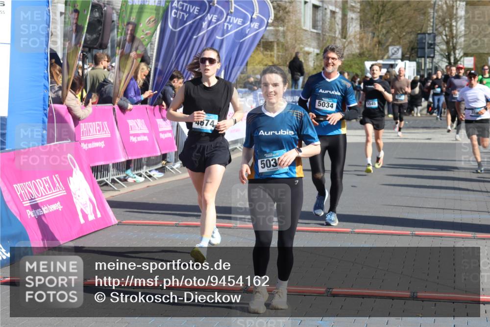 12.04.2026 - 45. Internationalen Wilhelmsburger Insellauf Strokosch-Dieckow http://msf.ph/oto/9454162 12.04.2026 10:41:51 Ziel 4295, 5038, 4674, 5034, 3861 meine-sportfotos.de