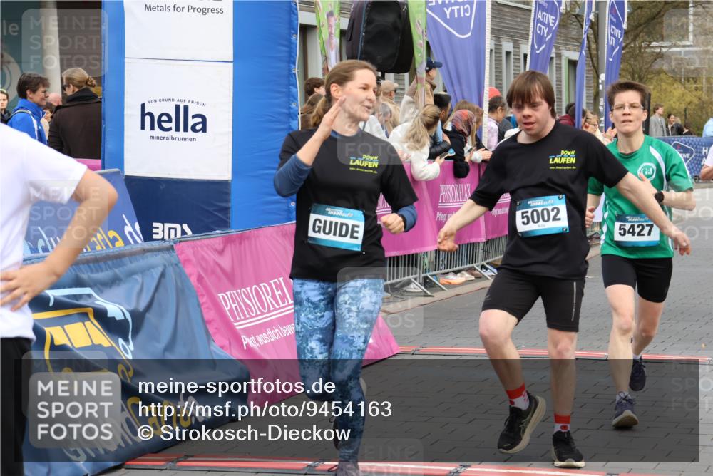 12.04.2026 - 45. Internationalen Wilhelmsburger Insellauf Strokosch-Dieckow http://msf.ph/oto/9454163 12.04.2026 13:05:24 Ziel 5002, 5427, 4610 meine-sportfotos.de