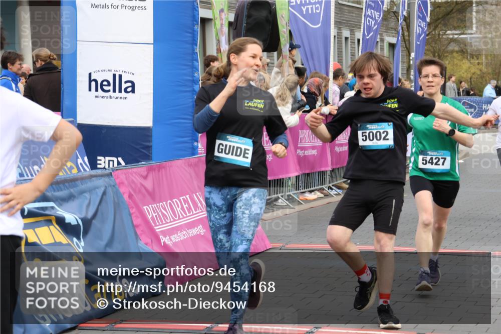 12.04.2026 - 45. Internationalen Wilhelmsburger Insellauf Strokosch-Dieckow http://msf.ph/oto/9454168 12.04.2026 13:05:24 Ziel 5002, 5427, 4610 meine-sportfotos.de