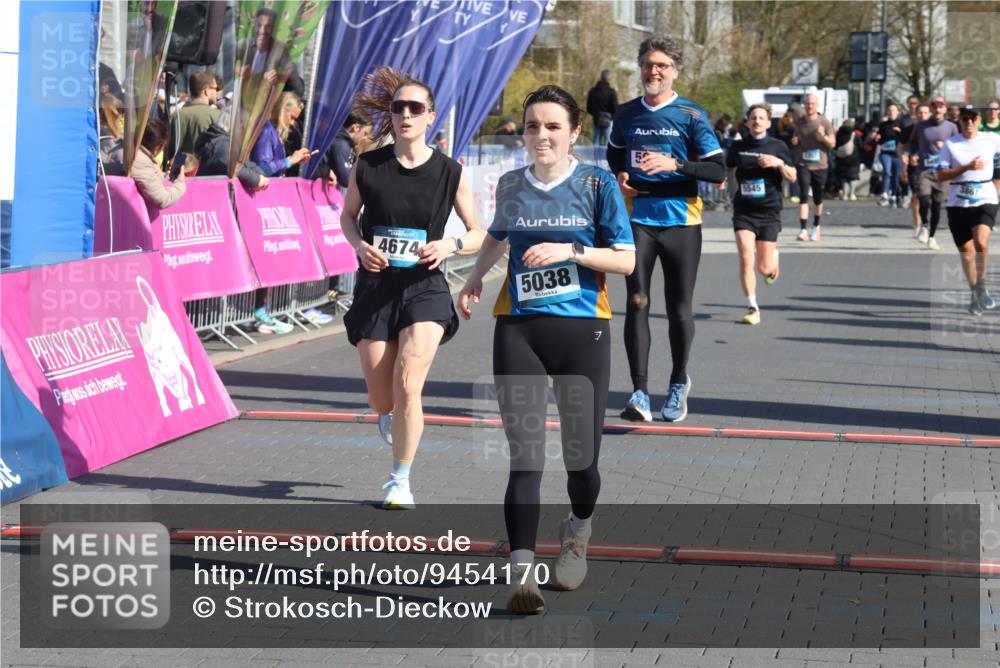 12.04.2026 - 45. Internationalen Wilhelmsburger Insellauf Strokosch-Dieckow http://msf.ph/oto/9454170 12.04.2026 10:41:51 Ziel 4295, 5038, 4674, 5034, 3861 meine-sportfotos.de
