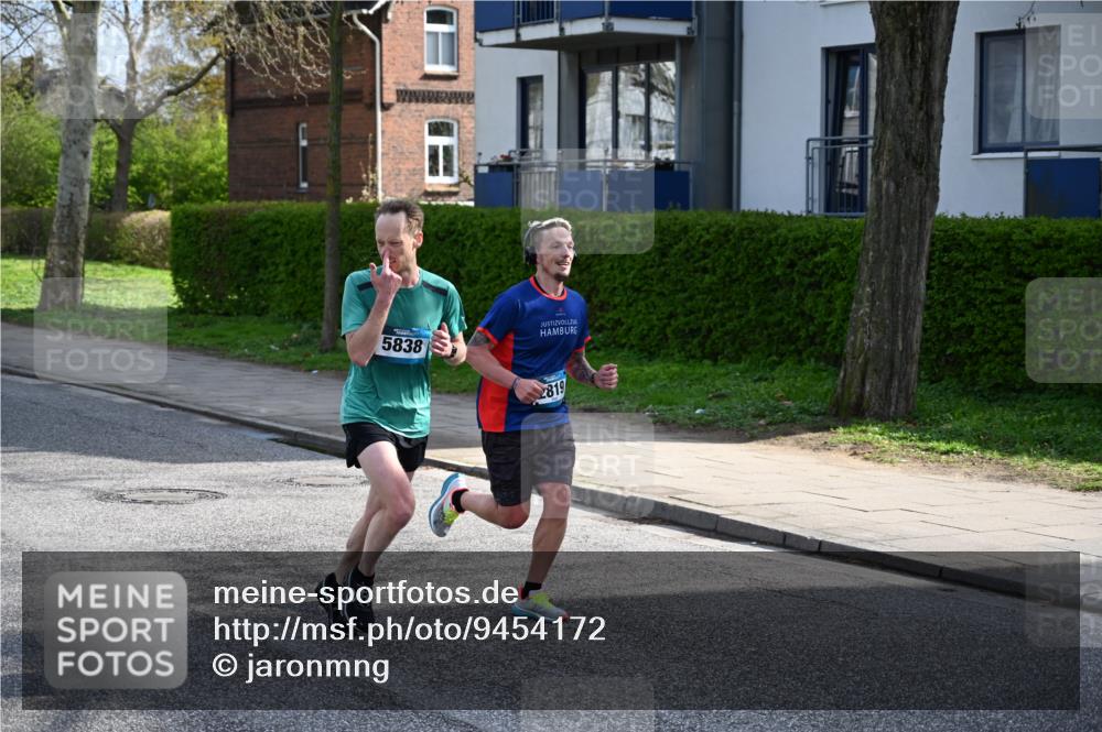 12.04.2026 - 45. Internationalen Wilhelmsburger Insellauf J. Mangold http://msf.ph/oto/9454172 12.04.2026 10:17:17 Ziel 3401, 5838, 2819, 2866, 4205, 3682, 4475 meine-sportfotos.de