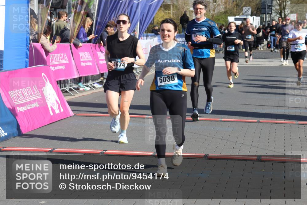 12.04.2026 - 45. Internationalen Wilhelmsburger Insellauf Strokosch-Dieckow http://msf.ph/oto/9454174 12.04.2026 10:41:51 Ziel 4295, 5038, 4674, 5034, 3861 meine-sportfotos.de