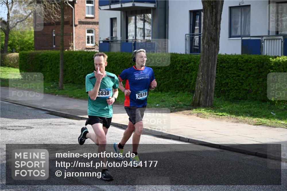 12.04.2026 - 45. Internationalen Wilhelmsburger Insellauf J. Mangold http://msf.ph/oto/9454177 12.04.2026 10:17:17 Ziel 3401, 5838, 2819, 2866, 4205, 3682, 4475 meine-sportfotos.de