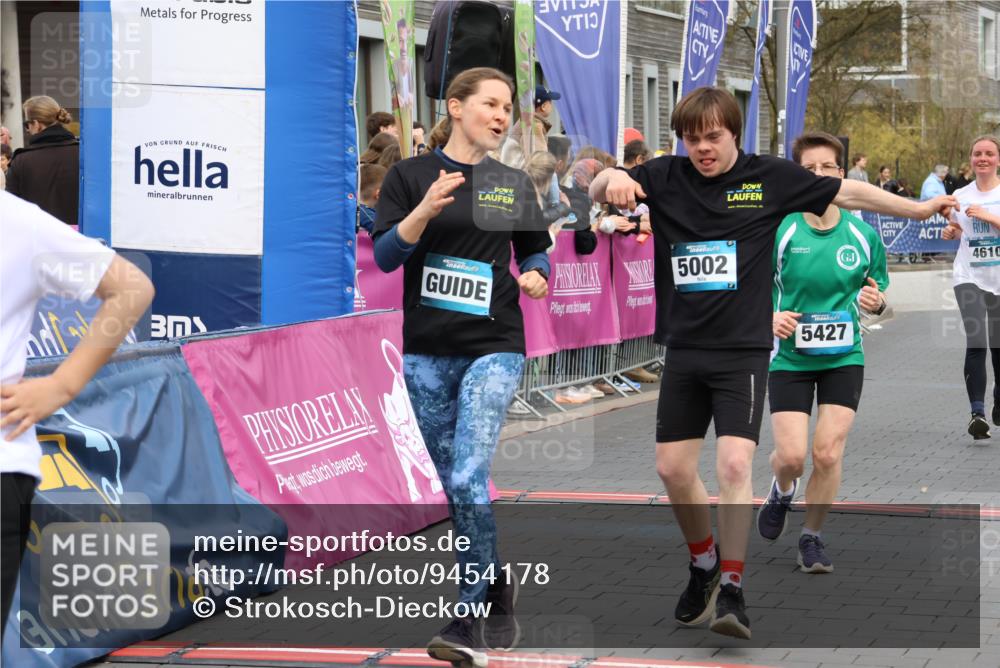 12.04.2026 - 45. Internationalen Wilhelmsburger Insellauf Strokosch-Dieckow http://msf.ph/oto/9454178 12.04.2026 13:05:23 Ziel 5144, 5002, 5427, 4610 meine-sportfotos.de