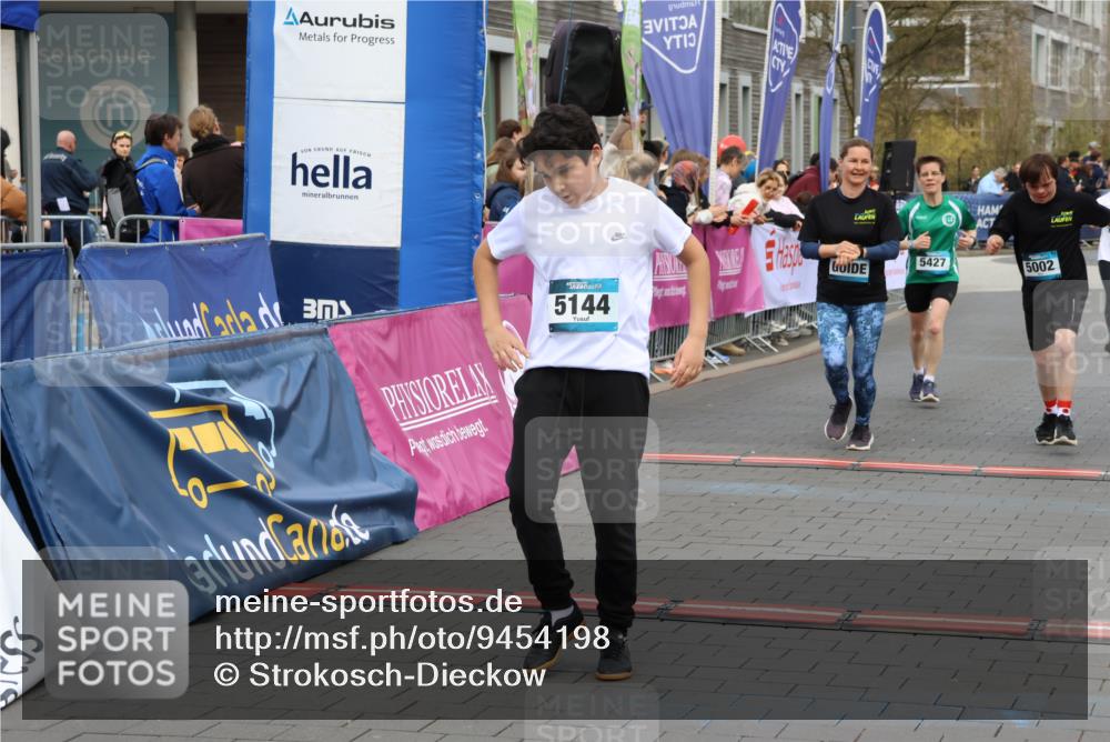 12.04.2026 - 45. Internationalen Wilhelmsburger Insellauf Strokosch-Dieckow http://msf.ph/oto/9454198 12.04.2026 13:05:21 Ziel 3068, 5144, 5002, 5427, 4610 meine-sportfotos.de
