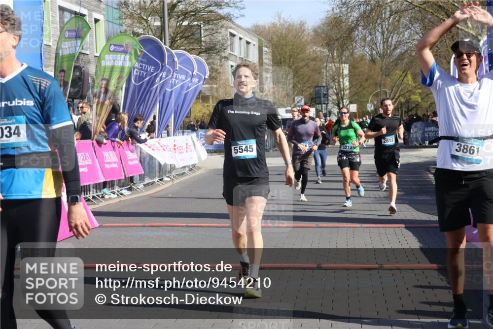 12.04.2026 - 45. Internationalen Wilhelmsburger Insellauf Strokosch-Dieckow http://msf.ph/oto/9454210 12.04.2026 10:41:57 Ziel 5034, 3861, 5545, 2812, 5270, 5416 meine-sportfotos.de