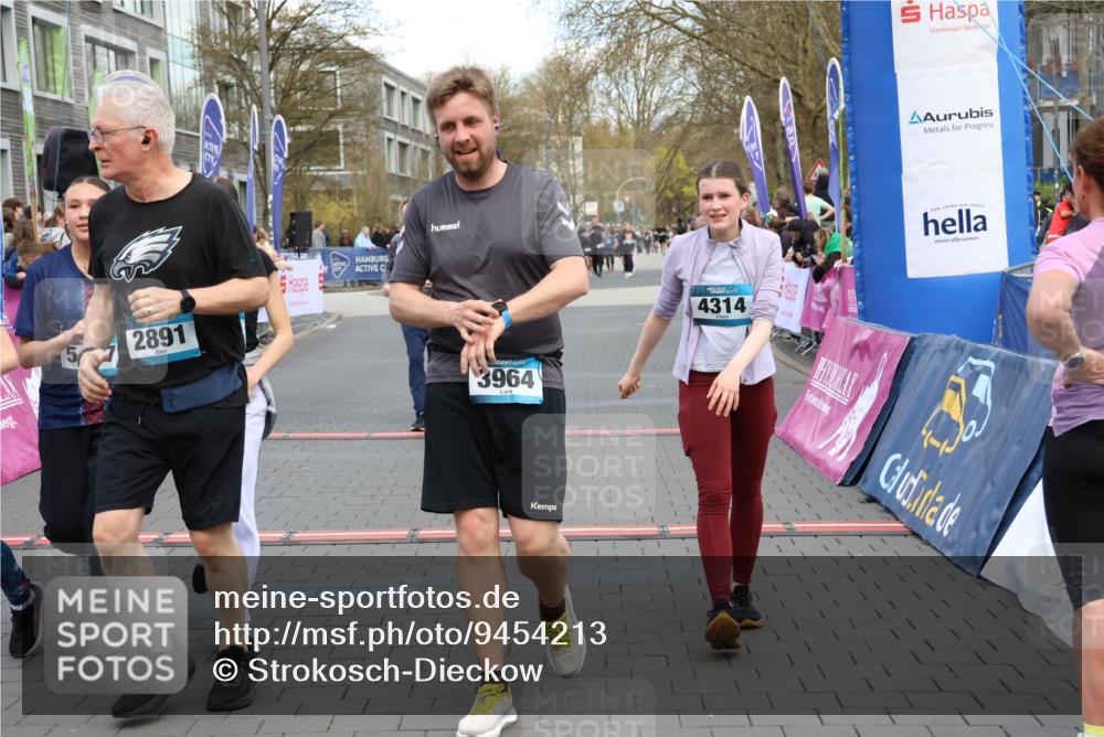 12.04.2026 - 45. Internationalen Wilhelmsburger Insellauf Strokosch-Dieckow http://msf.ph/oto/9454213 12.04.2026 13:05:16 Ziel 5864, 3964, 2891, 4314, 5096, 5808, 5477, 3068, 5144 meine-sportfotos.de