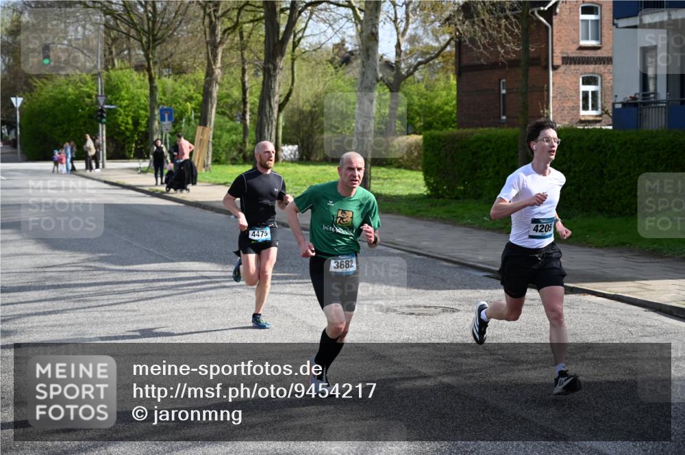 12.04.2026 - 45. Internationalen Wilhelmsburger Insellauf J. Mangold http://msf.ph/oto/9454217 12.04.2026 10:17:51 Ziel 4205, 3682, 4475, 3262, 5554 meine-sportfotos.de