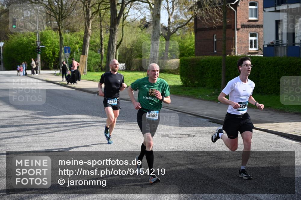 12.04.2026 - 45. Internationalen Wilhelmsburger Insellauf J. Mangold http://msf.ph/oto/9454219 12.04.2026 10:17:51 Ziel 4205, 3682, 4475, 3262, 5554 meine-sportfotos.de