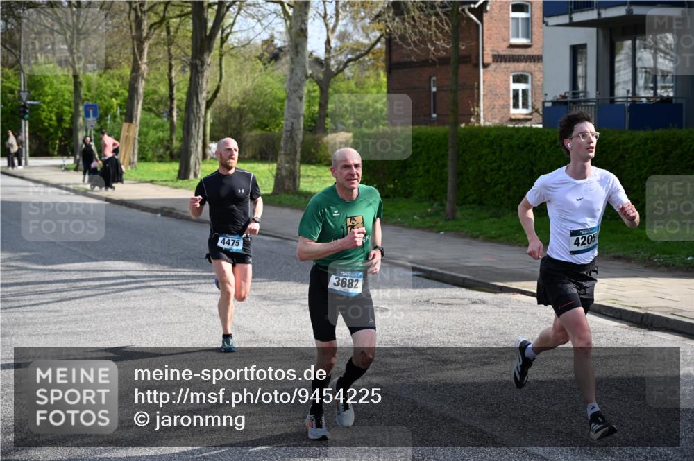 12.04.2026 - 45. Internationalen Wilhelmsburger Insellauf J. Mangold http://msf.ph/oto/9454225 12.04.2026 10:17:51 Ziel 4205, 3682, 4475, 3262, 5554 meine-sportfotos.de
