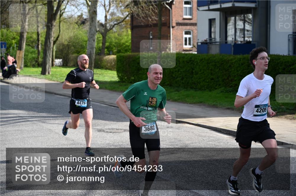 12.04.2026 - 45. Internationalen Wilhelmsburger Insellauf J. Mangold http://msf.ph/oto/9454233 12.04.2026 10:17:51 Ziel 4205, 3682, 4475, 3262, 5554 meine-sportfotos.de