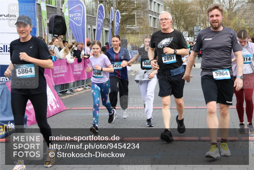 12.04.2026 - 45. Internationalen Wilhelmsburger Insellauf Strokosch-Dieckow http://msf.ph/oto/9454234 12.04.2026 13:05:15 Ziel 5864, 3964, 2891, 4314, 5096, 5808, 5477, 3068, 5144 meine-sportfotos.de