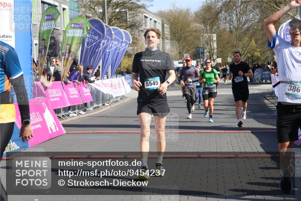12.04.2026 - 45. Internationalen Wilhelmsburger Insellauf Strokosch-Dieckow http://msf.ph/oto/9454237 12.04.2026 10:41:58 Ziel 3861, 5545, 2812, 5270, 5416 meine-sportfotos.de