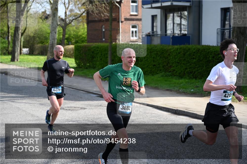 12.04.2026 - 45. Internationalen Wilhelmsburger Insellauf J. Mangold http://msf.ph/oto/9454238 12.04.2026 10:17:52 Ziel 4205, 3682, 4475, 3262, 5554 meine-sportfotos.de