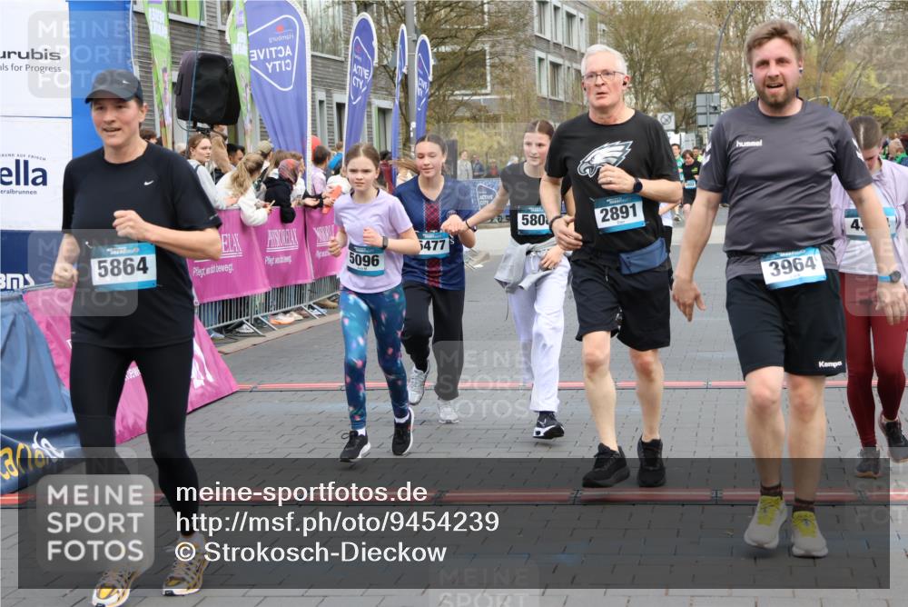 12.04.2026 - 45. Internationalen Wilhelmsburger Insellauf Strokosch-Dieckow http://msf.ph/oto/9454239 12.04.2026 13:05:14 Ziel 5864, 3964, 2891, 4314, 5096, 5808, 5477, 3068 meine-sportfotos.de