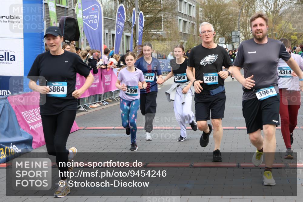 12.04.2026 - 45. Internationalen Wilhelmsburger Insellauf Strokosch-Dieckow http://msf.ph/oto/9454246 12.04.2026 13:05:14 Ziel 5864, 3964, 2891, 4314, 5096, 5808, 5477, 3068 meine-sportfotos.de