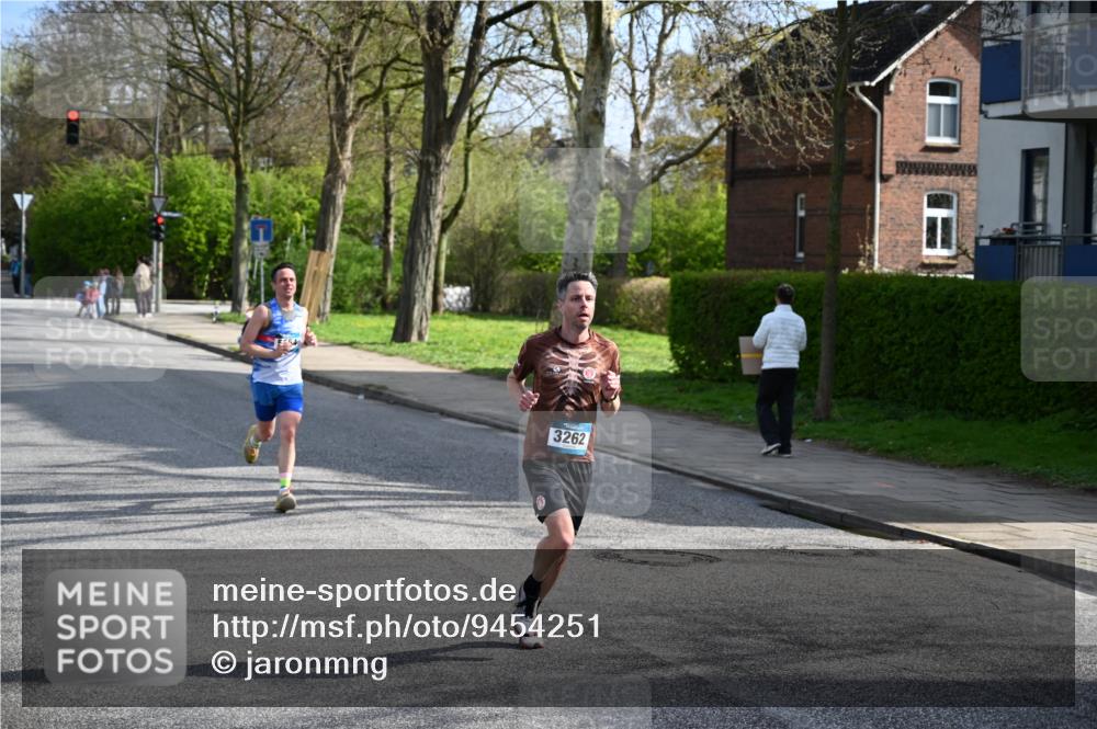 12.04.2026 - 45. Internationalen Wilhelmsburger Insellauf J. Mangold http://msf.ph/oto/9454251 12.04.2026 10:18:21 Ziel 3262, 5554, 4733, 4583, 4117, 3644, 2757 meine-sportfotos.de