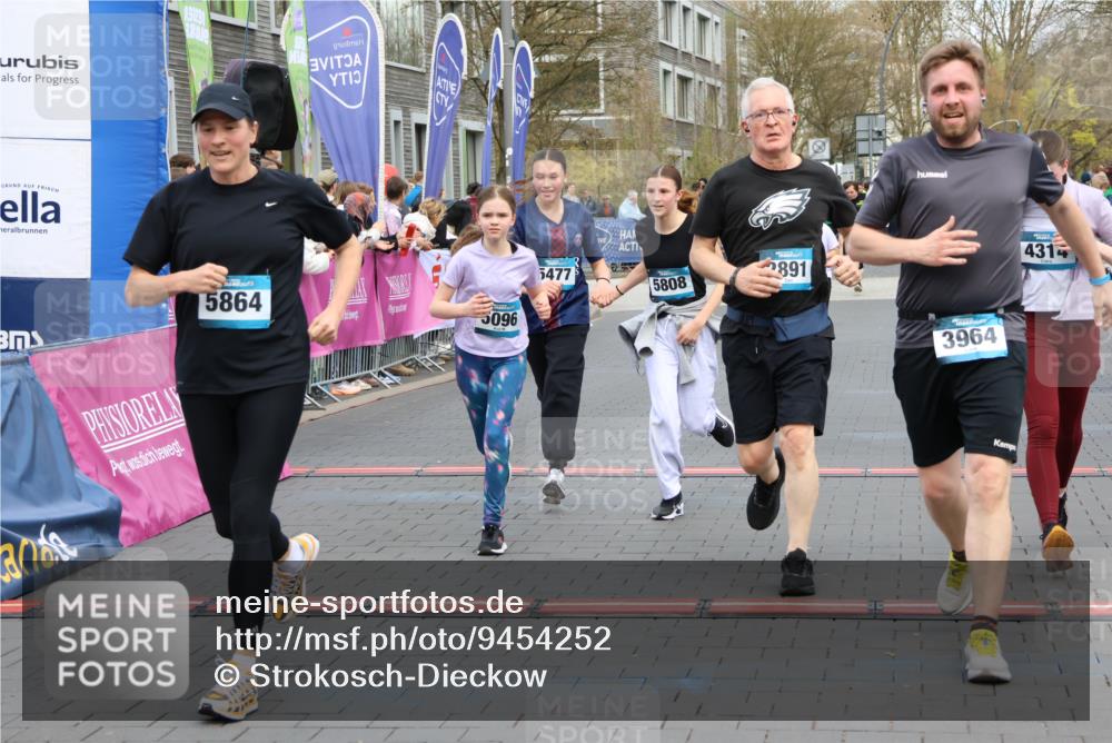 12.04.2026 - 45. Internationalen Wilhelmsburger Insellauf Strokosch-Dieckow http://msf.ph/oto/9454252 12.04.2026 13:05:14 Ziel 5864, 3964, 2891, 4314, 5096, 5808, 5477, 3068 meine-sportfotos.de