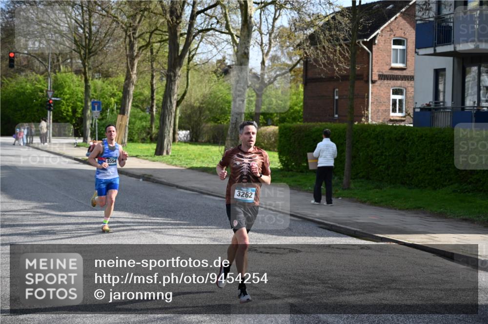 12.04.2026 - 45. Internationalen Wilhelmsburger Insellauf J. Mangold http://msf.ph/oto/9454254 12.04.2026 10:18:21 Ziel 3262, 5554, 4733, 4583, 4117, 3644, 2757 meine-sportfotos.de