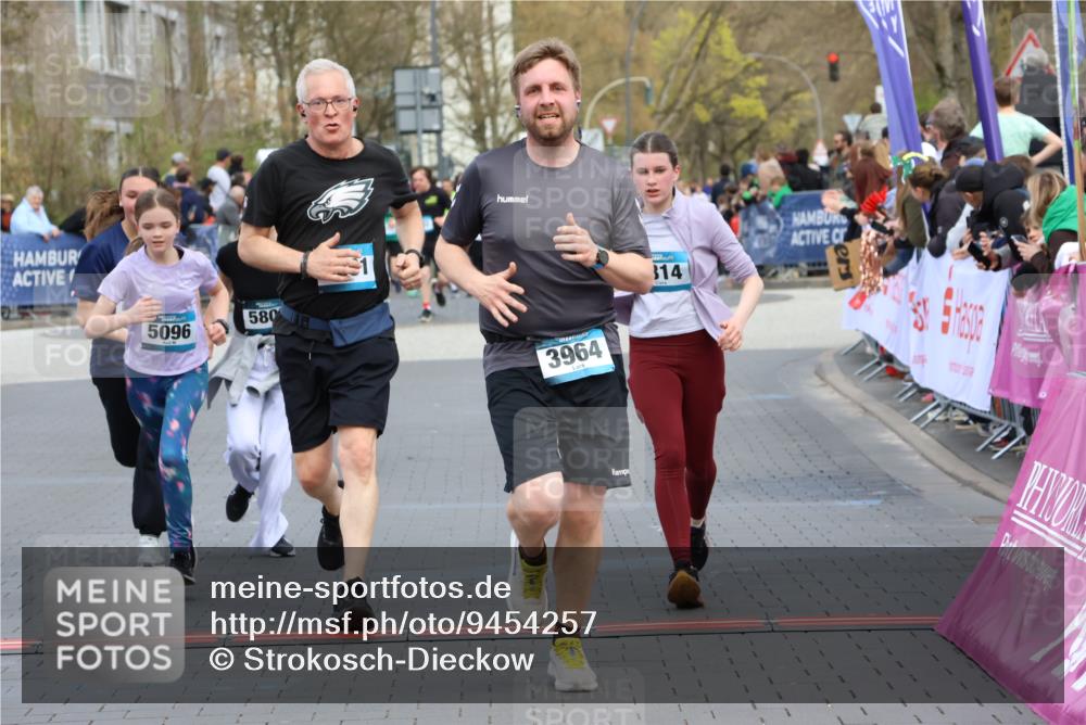 12.04.2026 - 45. Internationalen Wilhelmsburger Insellauf Strokosch-Dieckow http://msf.ph/oto/9454257 12.04.2026 13:05:13 Ziel 5864, 3964, 2891, 4314, 5096, 5808, 5477, 3068 meine-sportfotos.de